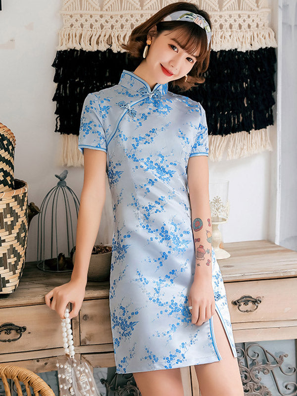 Kurzes Cheongsam mit Stehkragen und Pflaumenblüten-Print 