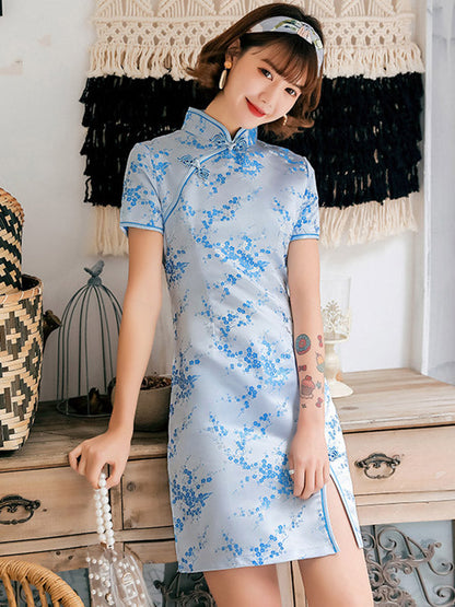 Kurzes Cheongsam mit Stehkragen und Pflaumenblüten-Print 