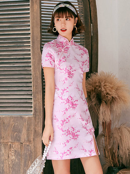 Kurzes Cheongsam mit Stehkragen und Pflaumenblüten-Print 