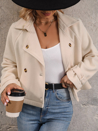 Langärmlige, locker geknöpfte Oberbekleidung mit geteiltem Kragen und Revers 