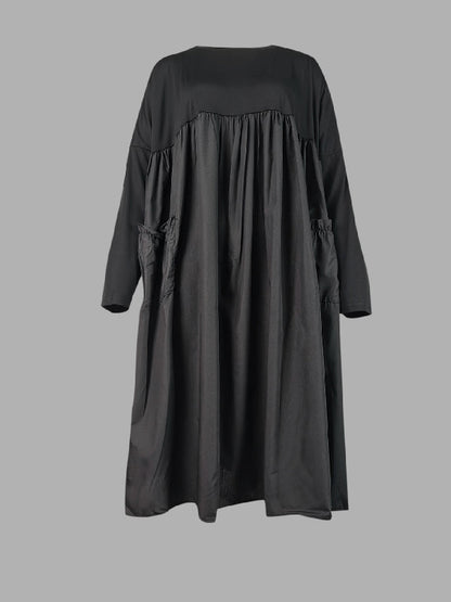 Einfaches, lockeres, schwarzes Midikleid mit Schlitz und langen Ärmeln 