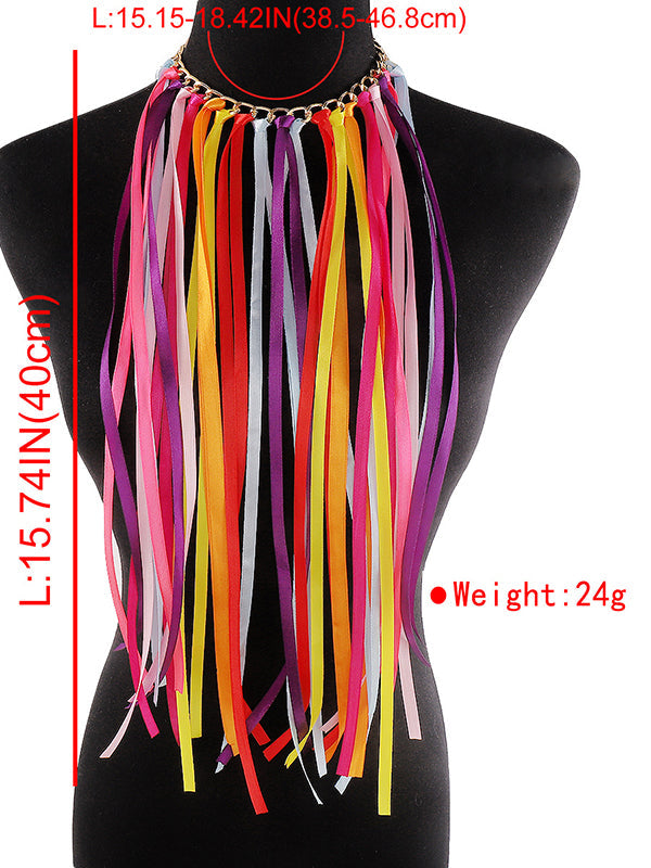 Colliers et accessoires de couleurs contrastées 