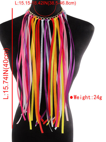 Colliers et accessoires de couleurs contrastées 