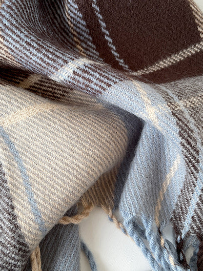 Châle et écharpe à pompons à rayures et carreaux de couleur contrastée 