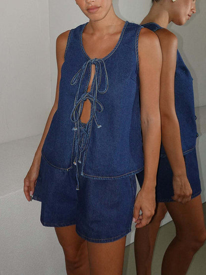 Lockeres, ärmelloses Top mit Schnürung, geteiltem Schnitt und Rundhalsausschnitt 