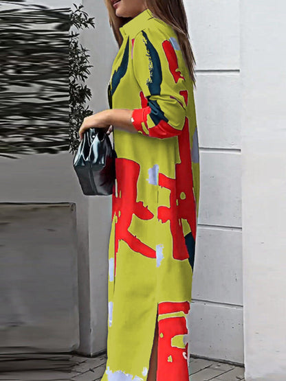 Lockeres, gewickeltes Hemdkleid mit Knöpfen, kontrastfarbenen Taschen, bedrucktem Schlitz an der Seite 