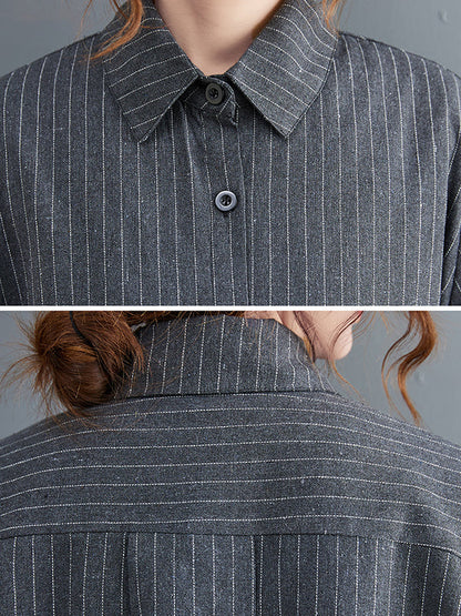 Lockeres, gestreiftes, langes Kleid aus Gaze mit geteiltem Revers 