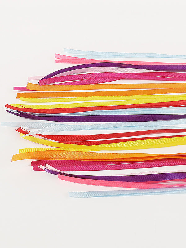 Colliers et accessoires de couleurs contrastées 