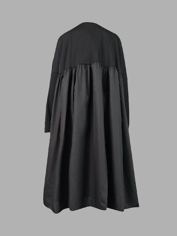 Einfaches, lockeres, schwarzes Midikleid mit Schlitz und langen Ärmeln 