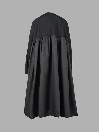 Einfaches, lockeres, schwarzes Midikleid mit Schlitz und langen Ärmeln 