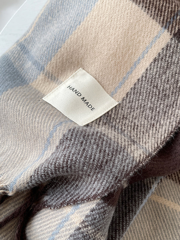 Châle et écharpe à pompons à rayures et carreaux de couleur contrastée 