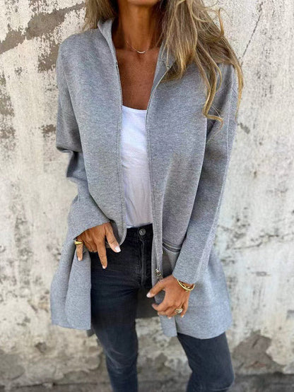 Oberbekleidung mit Kapuze, langen Ärmeln, Taschen, einfarbigem Reißverschluss und geteiltem Gelenk 