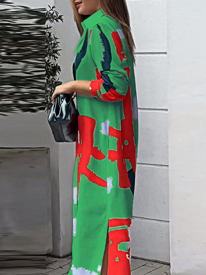 Lockeres, gewickeltes Hemdkleid mit Knöpfen, kontrastfarbenen Taschen, bedrucktem Schlitz an der Seite 